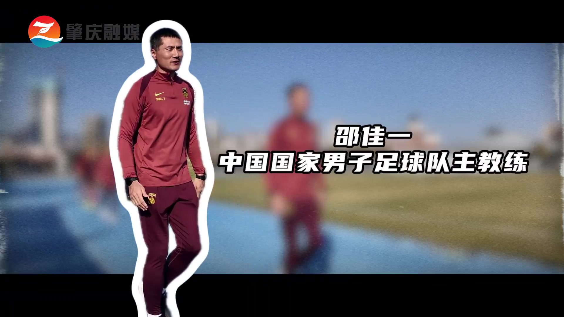 比分预测-国足 少年齐奔跑足球公益活动中 国家队成员与足球少年们一起踢球